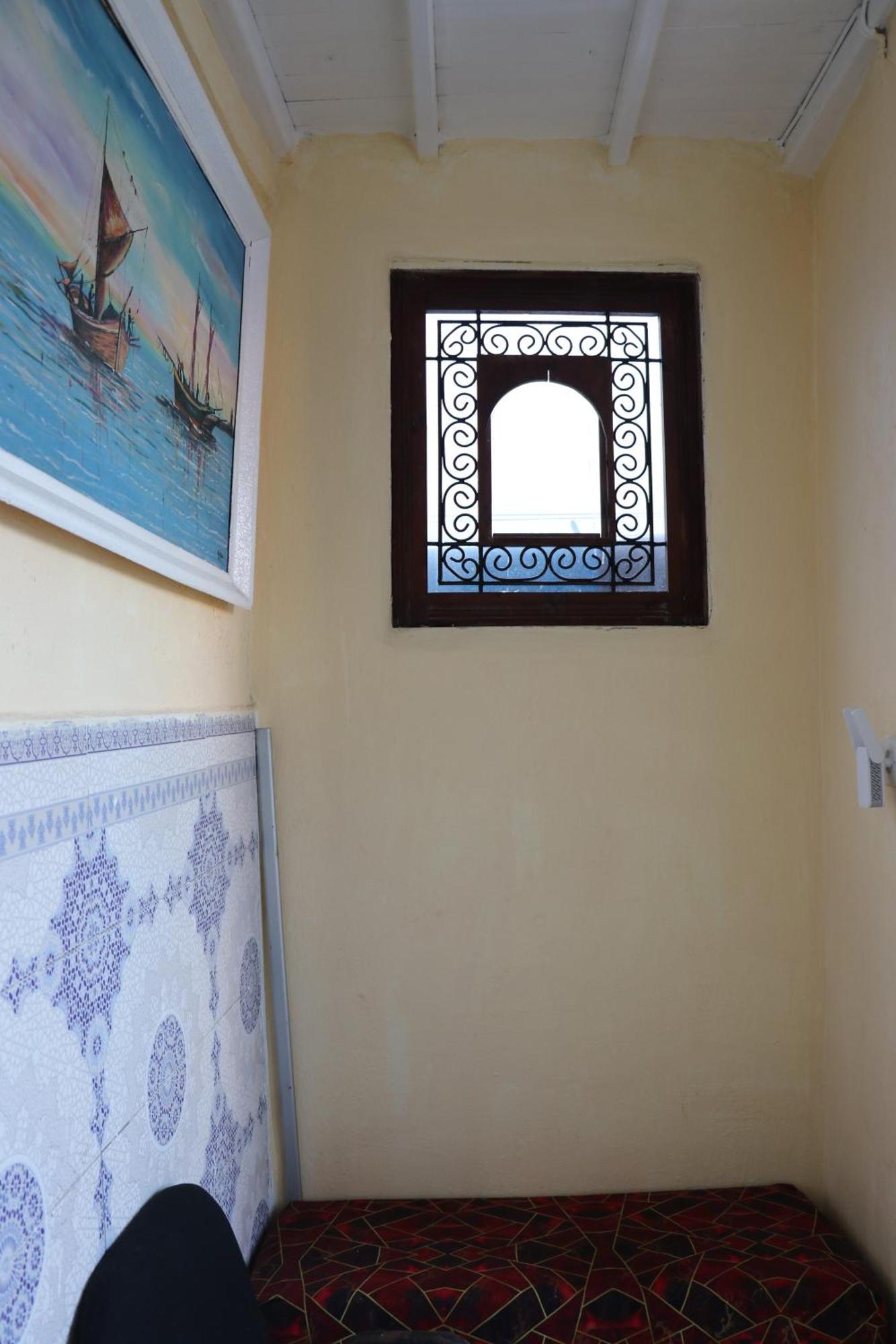 White And Blue Hostel Εσαουίρα Εξωτερικό φωτογραφία